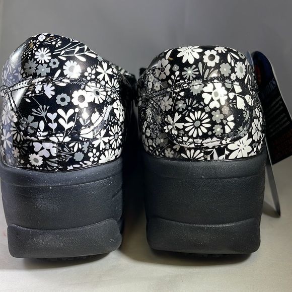 Easy Works women’s Health Care Professional Slip Resistant Shoes - Picture 3 of 4